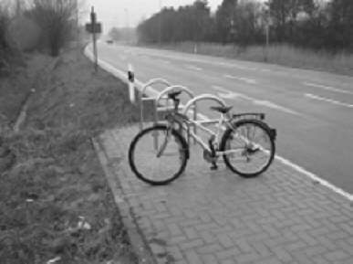 Ein einbetonierter Fahrradstnder an einer Bushaltestelle
